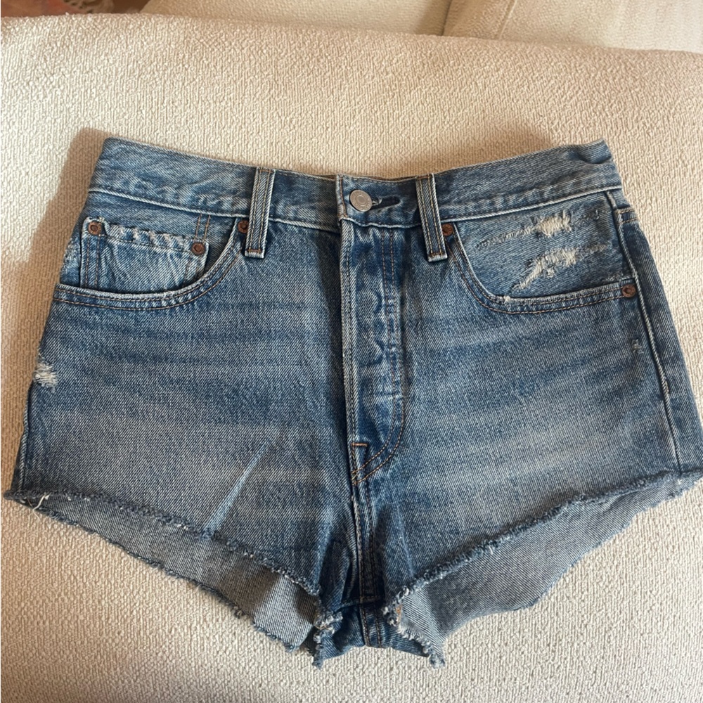 LEVI’S high waisted short shorts w/ hidden button-up closure & distressed detail